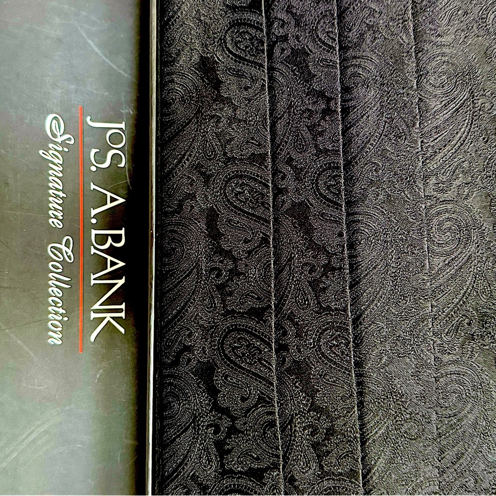 Black (the next level paisley) cummerbund 
100% silk.Never worn